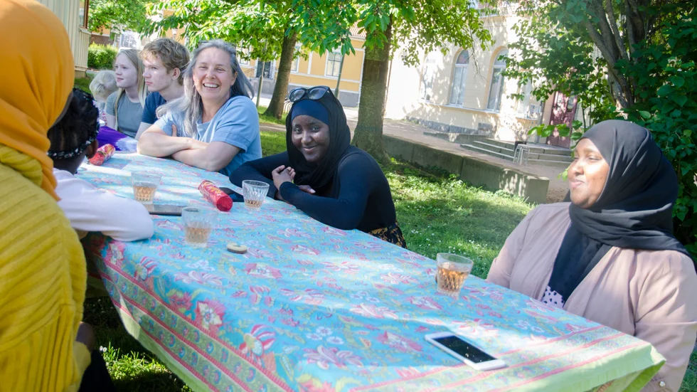 Till höger i bilden syns Rahmo Alqadi som tagit med sig sina fyra barn Samija, 22, Saara, 15, Sumaja, 14, och Fatima, 7, för att träffa och lära känna en ny familj.