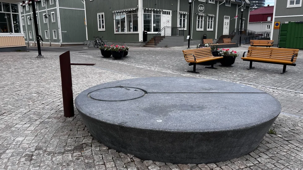 Hur kan ett fult "konstverk" få pryda torget? undrar signaturen "Förvånad".