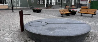 Hur kan ett fult "konstverk" få pryda torget?