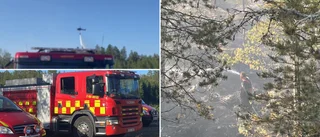 Skogsbranden norr om Gamleby släckt • Insatsen har pågått hela natten • TV: Se när helikoptrarna vattenbombar