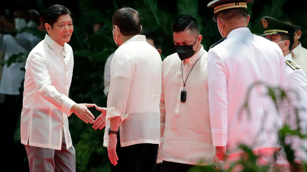 Tillträdande president Ferdinand Marcos Jr skakar hand med avgående Rodrigo Duterte under ceremonin när han svors in.