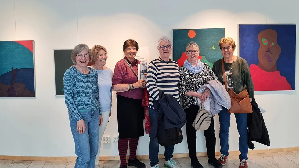 På vernissagen representerades Arvidsjaurs konstförening av Marita Ericsson, Ros Marie Lundh, Monika Wikström, Anna-Lisa Lundgren, Birgitta Edström och Christine Boström. Här framför Glommés verk.