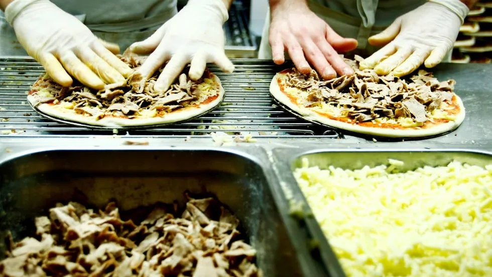 Bland annat en pizzeria med tillhörande livsmedelsbutik är till salu.