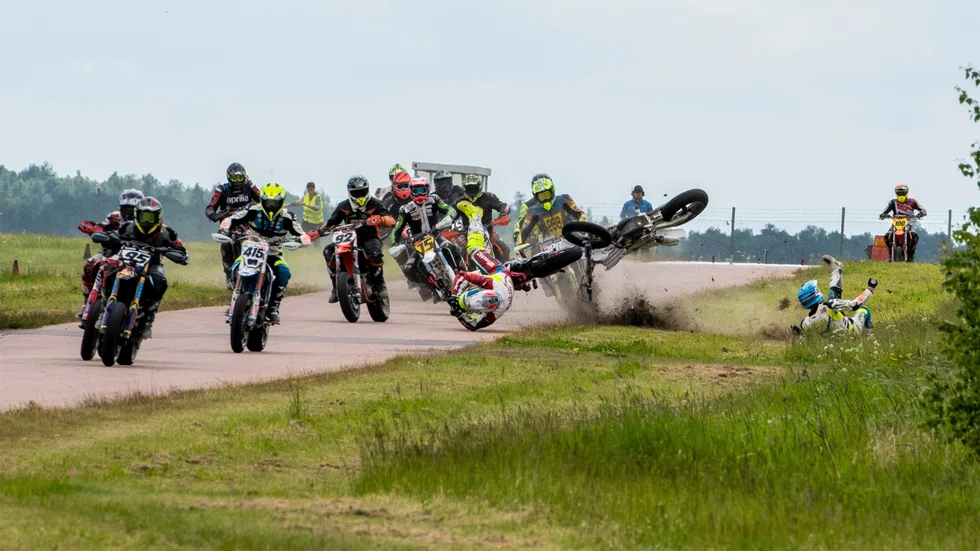Det blev en otäck krasch under SM-tävlingen i Västerås.