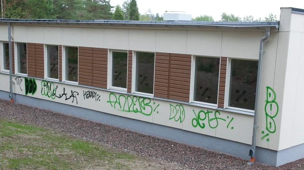 Klottersanering och att återställa byggnader efter skadegörelser kostar stora pengar. I år har det varit med skadegörelse än tidigare, menar kommunen.