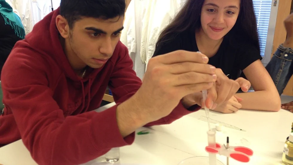 Kemins dag firades med experiment. Elever på Prins Wilhelmgymnasiet handledde elever på Stenhammarskolan.