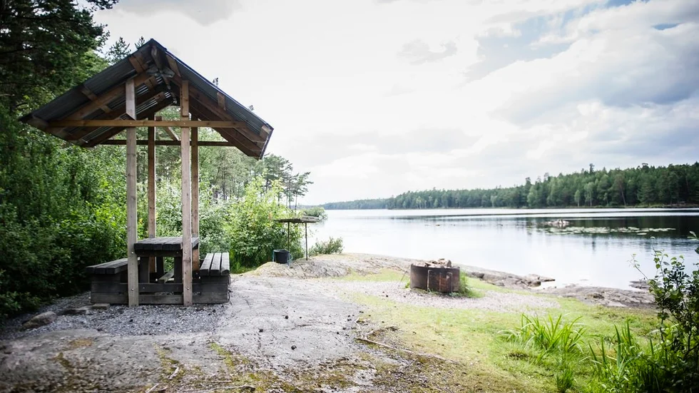 Vid den natursköna sjön finns ett antal vindskydd och eldstäder.