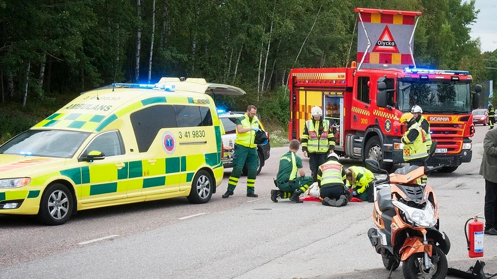 En personbil och en mopedist krockade under torsdagseftermiddagen. Mopedisten uppges vara förd till sjukhus.