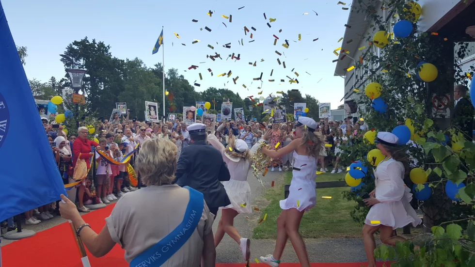Flaggor kommer inte att förbjudas på gymnasiet i år. Flera skolor i Sverige har ingöft ett generellt förbud i år.