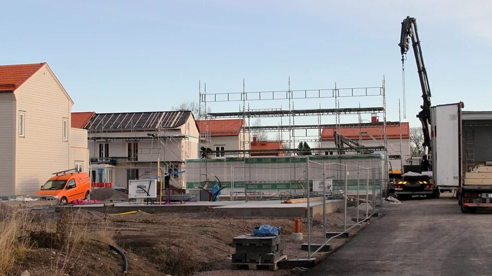 Fler bostäder behövs, och nya hus betyder nya bostadslån. Men är det alltför lätt att låna mycket utan höga inkomster kan privatpersoner råka väldigt illa ut i sämre tider.