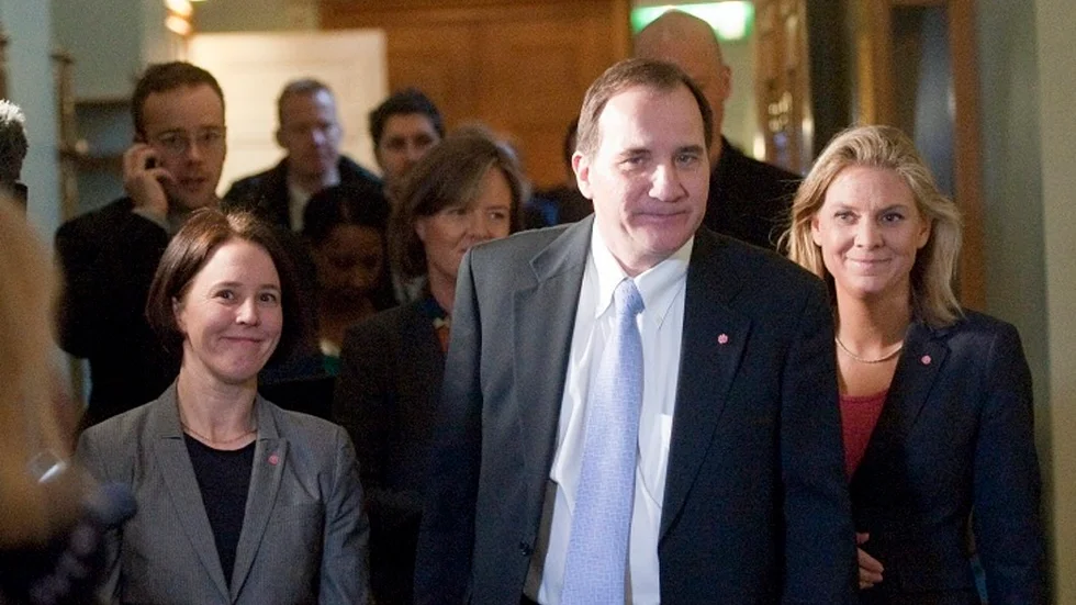 Statssekreteraren Emma Lennartsson, t v, visste mer än hon erkänt utåt – och fick sparken. Nu följer frågan hur statsminister Stefan Löfven kunde förbli vara ovetande om den skandal som började på Transportstyrelsen. FOTO: LEIF R JANSSON / TT