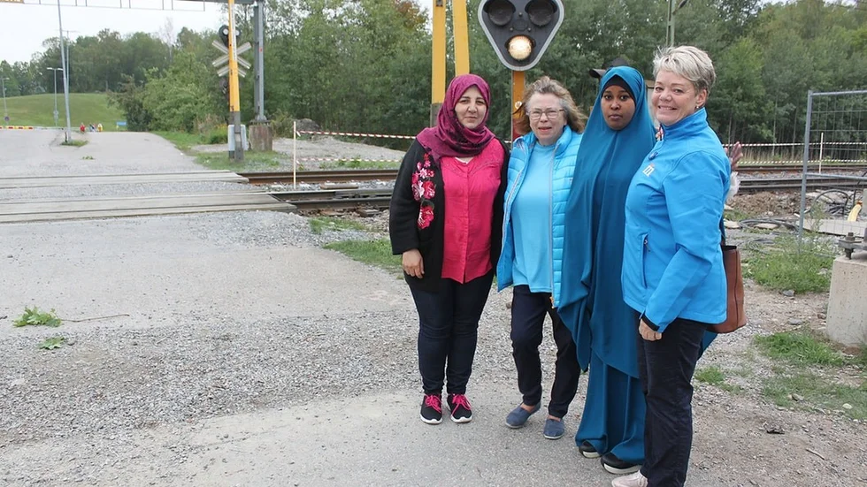 Shamiram Khalaf, Lisbeth Brevig (M), Asiso Isse och Lotta Finstorp (M) vid plankorsningen Variaövergången i Flens tätort. Shamiram Khalaf och Asiso Isse passerar Variaövergången på väg till studier på SFI.
