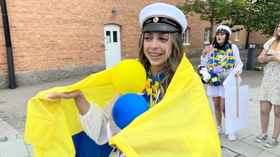 Nyblivna mamman Nadja Sörensen från vård och omsorg insvept i den colombianska flaggan: "Jag är stolt över mitt ursprung."
