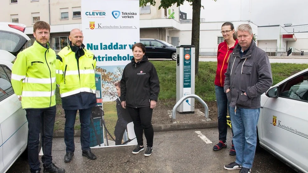 Kommunen och Tekniska verken invigde under fredagen den nya laddstationen vid korsningen Fredsgatan/Vasavägen.