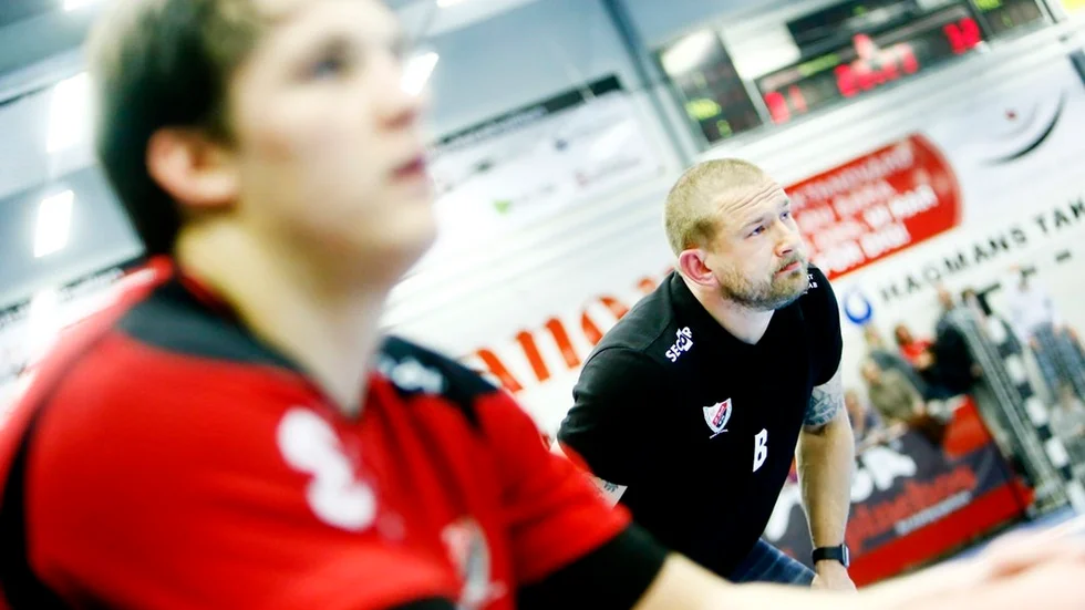 Nicklas Älgekrans Guif har övertygat i de senaste matcherna och vill förstås behålla den trenden mot Sävehof. I förgrunden skymtar Jesper Lindgren som gjorde sex mål i lagens första möte den här säsongen. Foto: Niklas Holm
