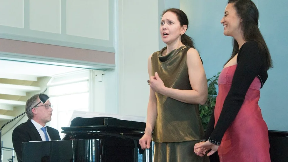 Eteri Gvazava och Edith Barlow gav tillsammans med pianisten Carl Pontén konsert i Ekbackskyrkan på påskaftonseftermiddagen.
