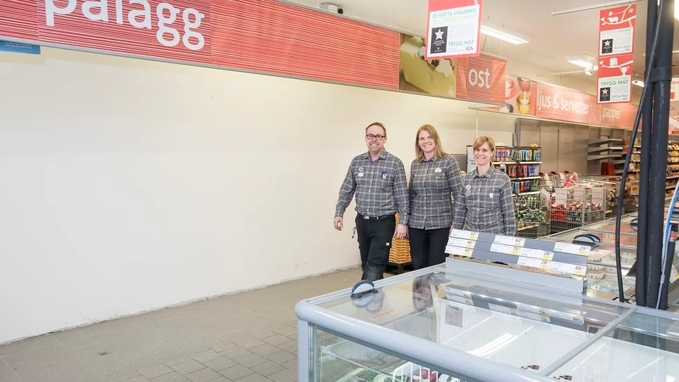 Tre glada arbetsledare ser fram emot att ombyggnaden av butiken ska bli klar, Lars Karlsson, Hanna Seger och Camilla Rellnert Gustafsson. Ännu har inte de nya kylarna som ska placeras utmed väggen tagits in men under eftermiddagen ska väggen var fylld.
