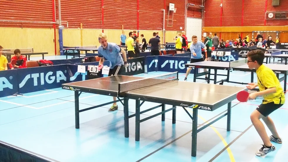 KFUM:s David Thornell (i ljusblått) förlorade mot IFAE C:s Alhajali Rami med 3–1 i set. FOTO: MAGNUS PETERSSON