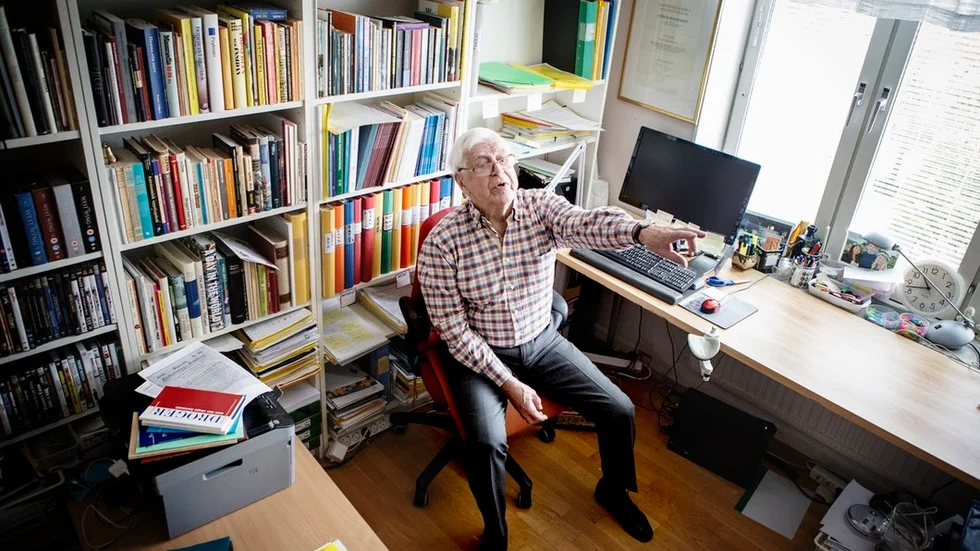 Ulf Jonasson tillbringar mycket tid i sitt arbetsrum, omgiven av böcker. "Här trivs jag", säger han. En avdelning handlar till exempel om familjen Kennedy, en om amerikansk politik och en om svensk politik. I hemmet finns 17 bokhyllor med omkring 2500 böcker.