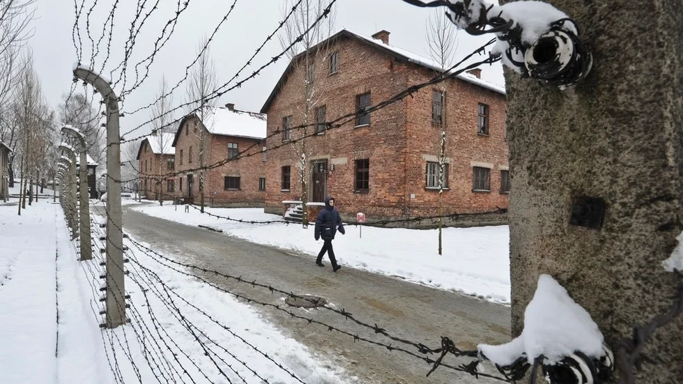När hatet mot en grupp långsamt byggs upp, har historien visat att fruktansvärda saker kan ske, skriver signaturen "Rädd". Bilden är från koncetrationslägret Auschwitz i Polen. Foto: AP, Alik Keplicz,