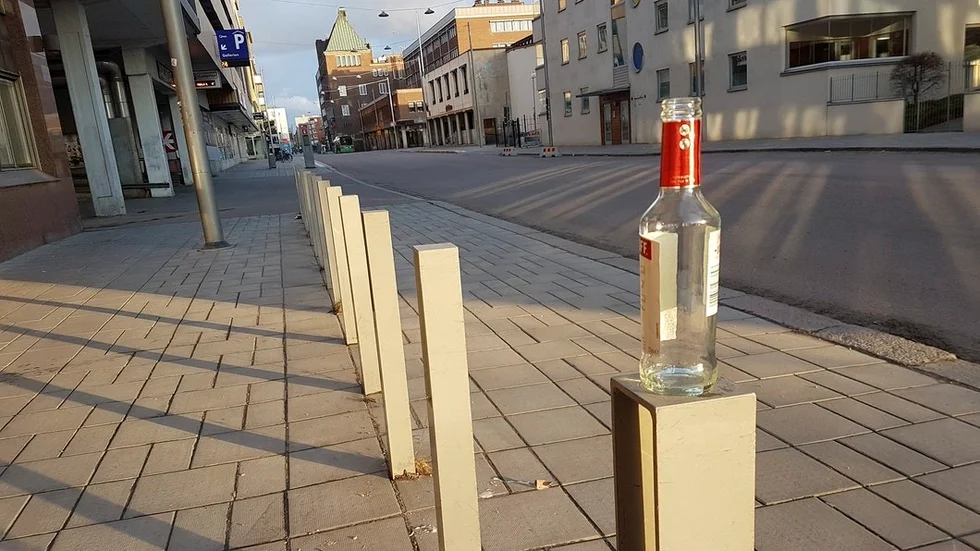 Vid 06.45 tronade en ensam tombutelj på en pollare på Rademachergatan i Eskilstuna, som ett monument över natten. Bilden är inte arrangerad.