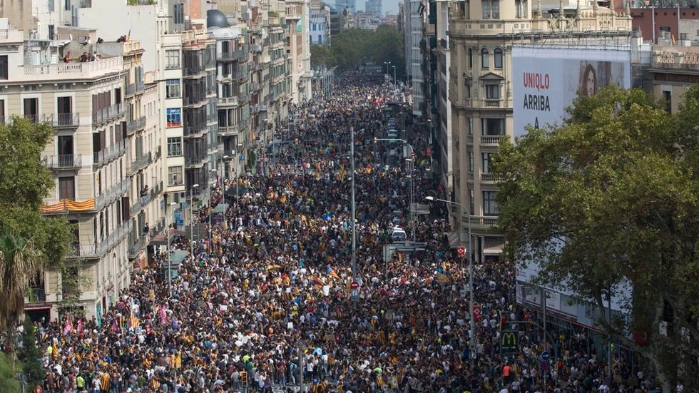 I tisdags demonstrerade tusentals människor i Barcelona mot polisbrutaliteterna i samband med söndagens val.