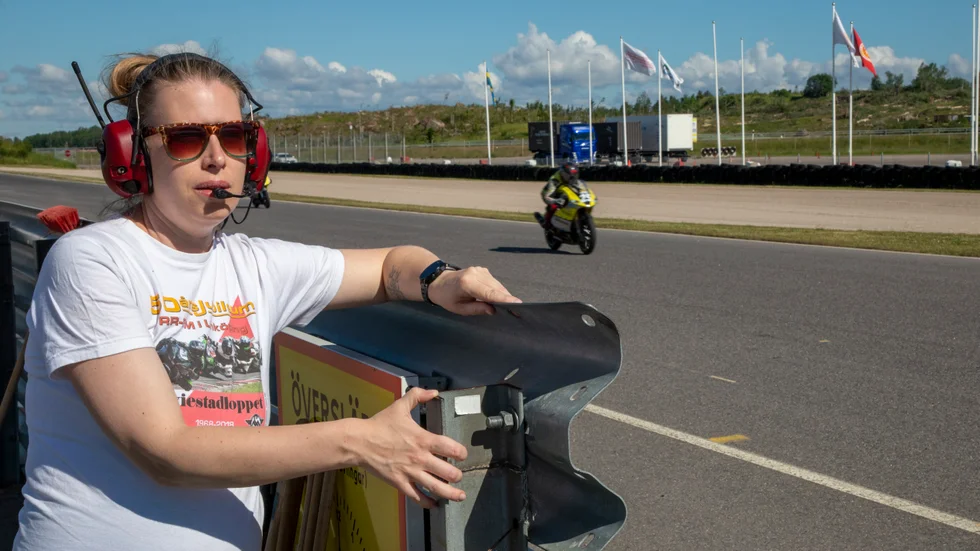 Tävlingsledare Alexsandra Ringkvist, Linköpings MS, ser fram emot spännande tävlingar när SM i roadracing avgörs ute vid Sviestad.