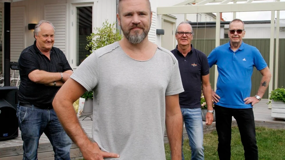 Allsångsgänget Gunnar Hellding, Lennart Roos och Rune Skarin får förstärkning av musikalartisten Linus Fagerström.