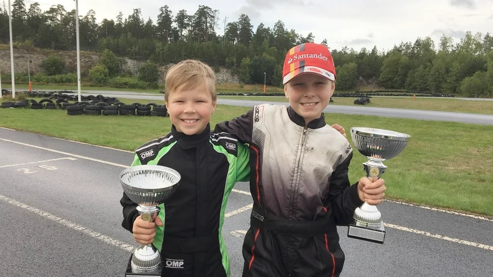 Linus och Joel Granfors, två framgångsrika kartingbröder från KMK när sjunde deltävlingen i MKR-serien kördes i Järfälla.