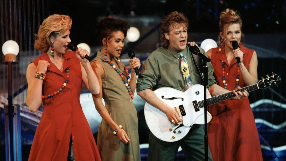 Nöjesprofilen Nick Borgen finns på scenen när den åttonde upplagan av SM för gatumusikanter avgörs på lördag i centrala Mariefred. På bilden syns han från schlager-SM 1993 där det blev en andraplats med "We are all the winners".