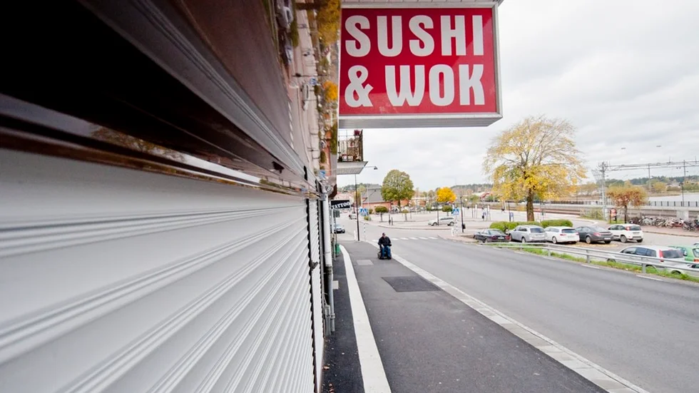 Yu Chen driver restaurangen Gnesta Sushi & Wok på Östra storgatan. Efter en rad inbrott på kort tid har han nu satt upp en jalusi av metall framför fasaden.