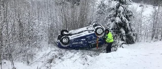 Bil voltade vid Kvegerö – hamnade på taket