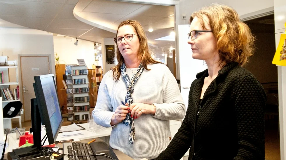 "Det känns som om alla samhällsinstanser instanser hänvisar sina kunder till oss - försäkringskassan, arbetsförmedlingen och banken. Vi har ju ofta öppet och finns på plats." menar Kristina Karlsson och Maria Hansson på biblioteket.