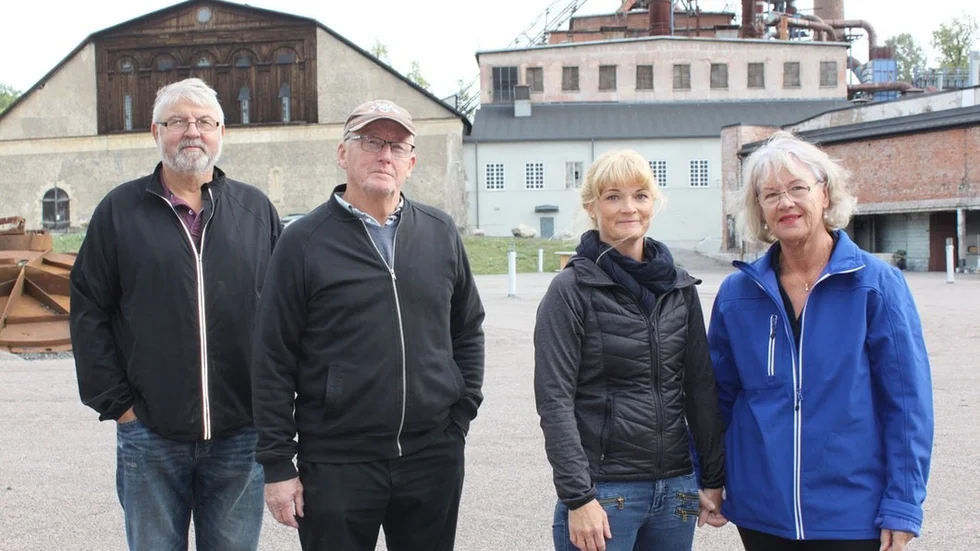 Stig-Åke Nilsson, Stig Nygren, Diana Björklind och Berit Nygren från arrangörsstaben. De står på den nya marknadsplatsen på bruksområdet.