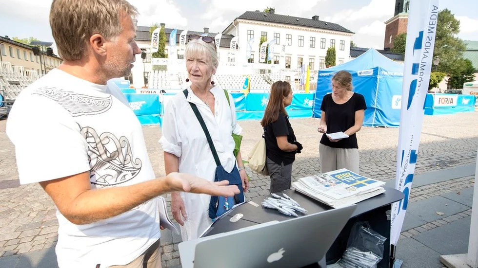 Södermanlands Nyheters reportrar Tommy Kägo och Annika Clemens, längst till höger, informerade Nyköpingsbor om valsatsningen #kandulova. Både Lena Lingdén och Benchawan Johansson tyckte satsningen var intressant.
