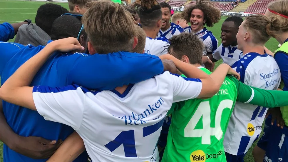 City som här jublar efter en av två segrar under vårsäsongen får tillbaka engelsmannen Jack Snelus i laget.
