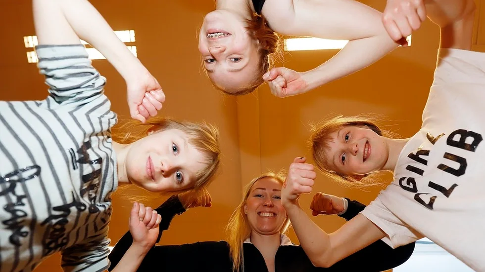 Syskonen Mireia och Miranda Toribio Jansson, från Mariefred, provade på träning på World class i lördags. Dansistruktören Hanna Källstig och medlemsrådgivaren Ia Nordeman såg till att de fick röra på sig ordentligt.