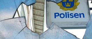 Blev förbannad på ordningsmakten – gav sig på polishuset