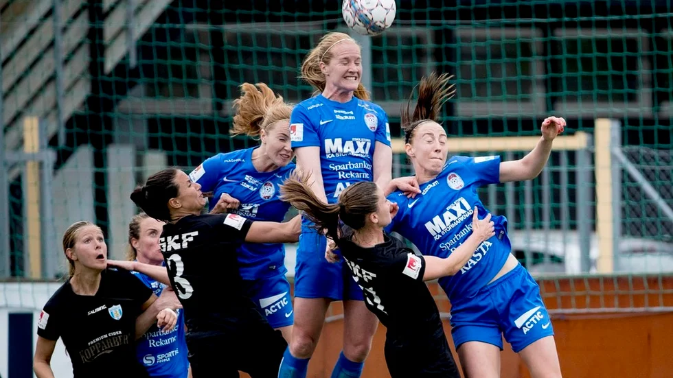 Eskilstunas Vaila Barsley når högst under en match 2017 mellan Göteborgs FC och Eskilstuna United. På lördagen gjorde hon mål mot division 1-laget Älvsjö.