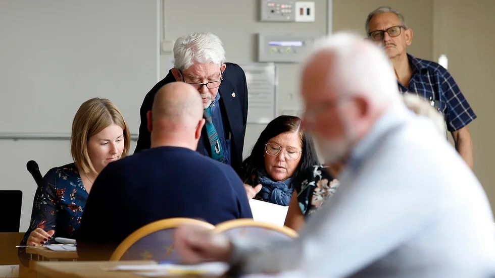 Onsdagsräkningen i Strängnäs kommunhus pågick fram till 21.15. På torsdagsmorgonen lämnades allt material till länsstyrelsen, som ska göra den slutgiltiga räkningen innan valresultatet fastställs.