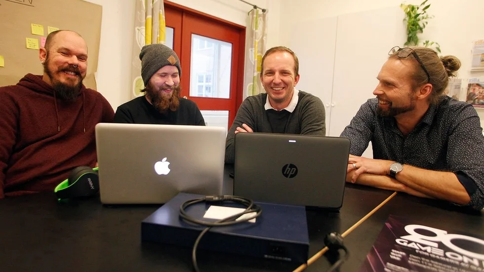 Marcus Brun och Linus Sandquist från fritidsgårdarna i Mariefred och Stallarholmen hjälper Game on-lans grundare Jonas Karlsson att planera evenemanget. Stefan Seidel representerar Drömfabriken som tillhandahåller lokalen, Mötesplatsen i Gula industrihuset.