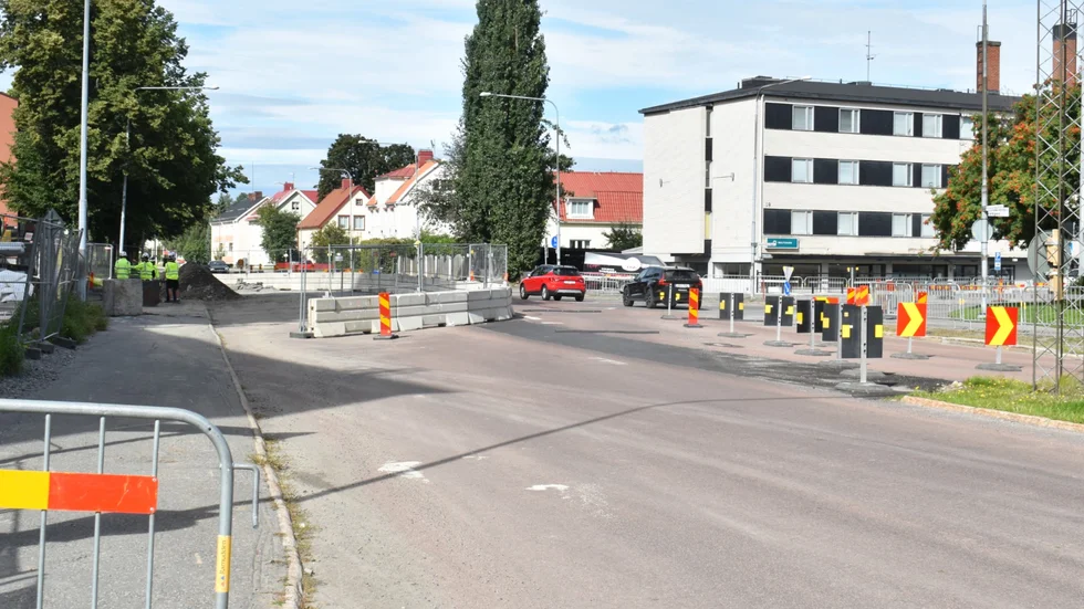 Rondellen ska byggas genom att man stänger halva korsningen i taget. Just nu använder man södra delen.  