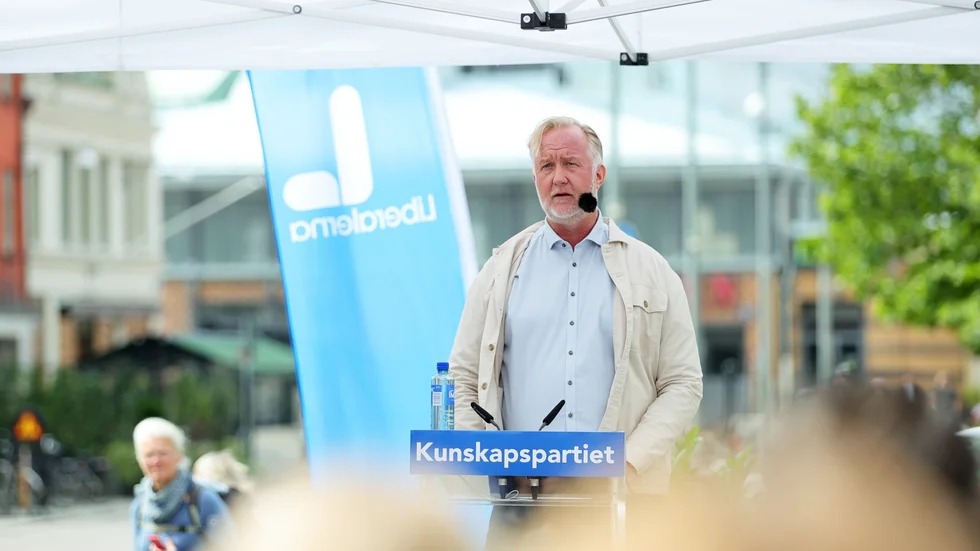Rätt att betona kunskap och kvalitet i skolan, men hopplöst fel att stödja en mot religiösa minoriteter diskriminerande förbudslinje. Och gentemot Moderatledaren har Johan Pehrson (L) skapat ett farligt intryck av villkorslös lojalitet. 
