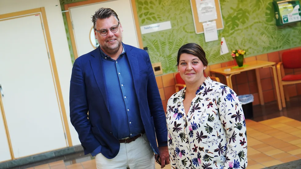Regionråden Mattias Adolfson och Angelica Katsanidou (S) presenterade ett medarbetarpaket på tisdagen.