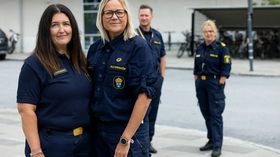 Jessica Strömber och Jenny Muntlin arbetar båda som civilanställda RLC-operatörer. I bakgrunden ser vi sektionschef Benny Rinnström och gruppchef Anna Oscarsson som båda är poliser.
