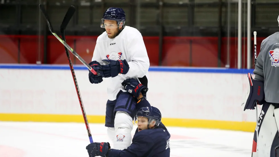 Stefan Matteau i duell med Jesper Pettersson på LHC-träningen. "Det har varit ett fantastiskt mottagande och jag är inte van att få allt så serverat", säger Matteau som spelade tillsammans med ett annat nyförvärv,  Markus Hännikäinen, i Columbus.