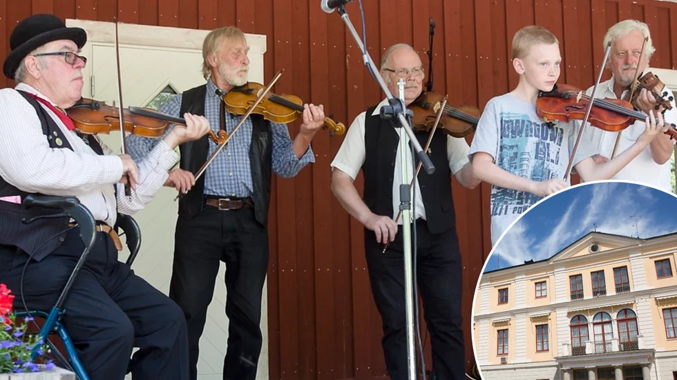 Kenth Ekroth från Vingåkers spelmansstämma ses längst till vänster i bild. Här spelar han tillsammans med Arturs spelmän.