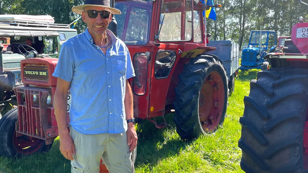 Sune Eriksson hade otur med sin gamla traktor som han hade planerat att ta med sig. Efter ett plötsligt haveri fick han istället tänka om och ta med sig reservtraktorn.