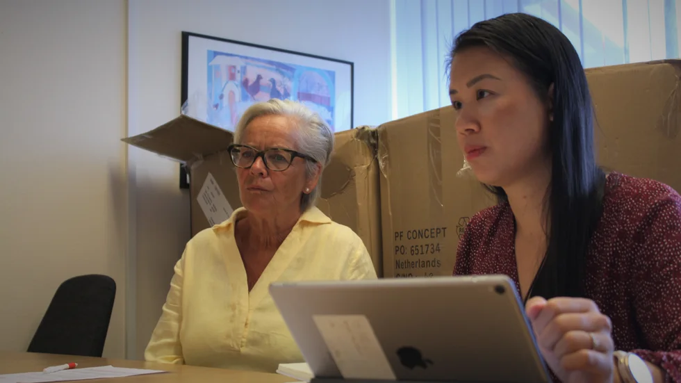 Julie Tran (C) (t.h) är regionråd och ordförande i trafik- och samhällsplaneringsnämnden i Region Östergötland. Bredvid henne sitter partikollegan Christina Back, Centerpartiets förstanamn till kommunfullmäktiga i Kinda.