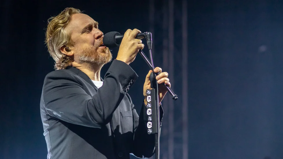 Lars Winnerbäck uppträdde i slottsparken vid Sundbyholms slott under fredagen.